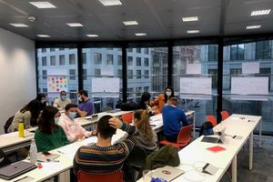 Studierende lernen verschiedene Kreativitätsmethoden, um innovative Lösungen für aktuelle Herausforderungen zu entwickeln.