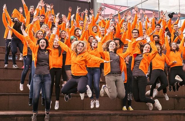 Teamgeist ist einer unserer zentralen Werte, welcher auch durch Exkursionen, Projektarbeit, gemeinsame Ausflüge und Vorträge gefestigt wird.