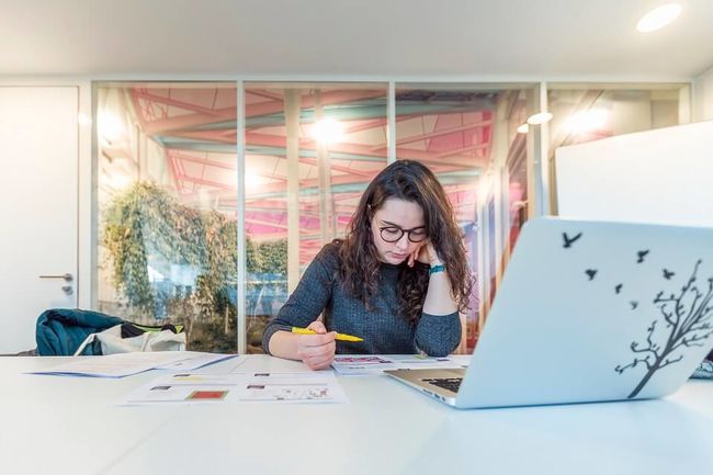 Der Unterricht in unseren Programmen konzentriert sich auf maximal 3 Tage in der Woche, sodass Studierende die Möglichkeit haben zu arbeiten und prakische Erfahrungen zu sammeln.