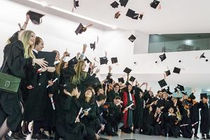 Anwendungsorientierung und Praxiserfahrung sind zentrale Bausteine für einen erfolgreichen Einstieg ins Berufsleben.