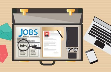 Die Zeichnung zeigt einen geöffneten Aktenkoffer, darin eine Bewerbungsmappe, ein Blatt mit Stellenanzeigen und Arbeitsmaterialien. Neben dem Koffer liegen ein Laptop und ein Smartphone.