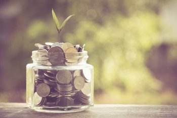 Gehalt im Marketing Überblick Ein Einmachglas gefüllt mit Geldmünzen