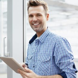 Ein Marktforscher hält ein Tablet in der Hand