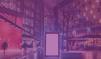 leerer Werbebanner in einer Fußgängerzone