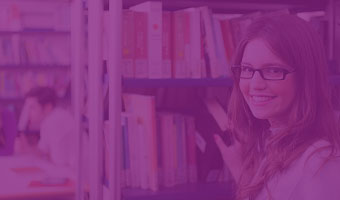 Marketing master teaser Studentin in Bibliothek