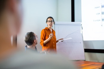 Dozentin für E-Commerce steht an Whiteboard