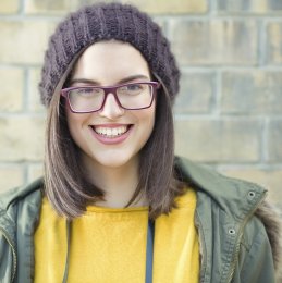 Schueler fragen 1 Porträtfoto einer Studentin
