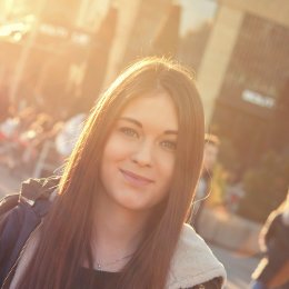 Schueler fragen 10 Eine Studentin auf dem Campus