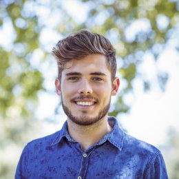 Schueler fragen 8 Porträtfoto eines Studenten