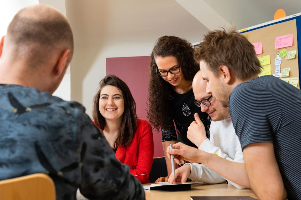 Das familiäre Umfeld an der HMS bietet die Möglichkeit eines intensiven Studiums in kleinen Gruppen mit enger Betreuung der Studierenden durch Dozierende und Mitarbeitende.