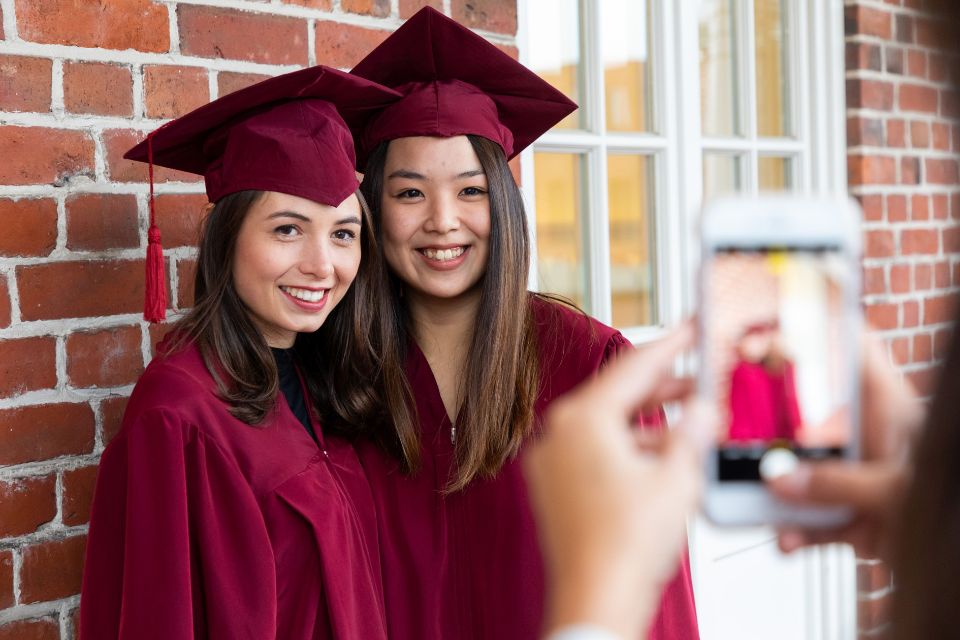 Die beruflichen Perspektiven nach Abschluss an der HMS sind breit gefächert, und die im Studium geknüpften Kontakte, erleichtern den HMS-Absolventen den Berufseinstieg.